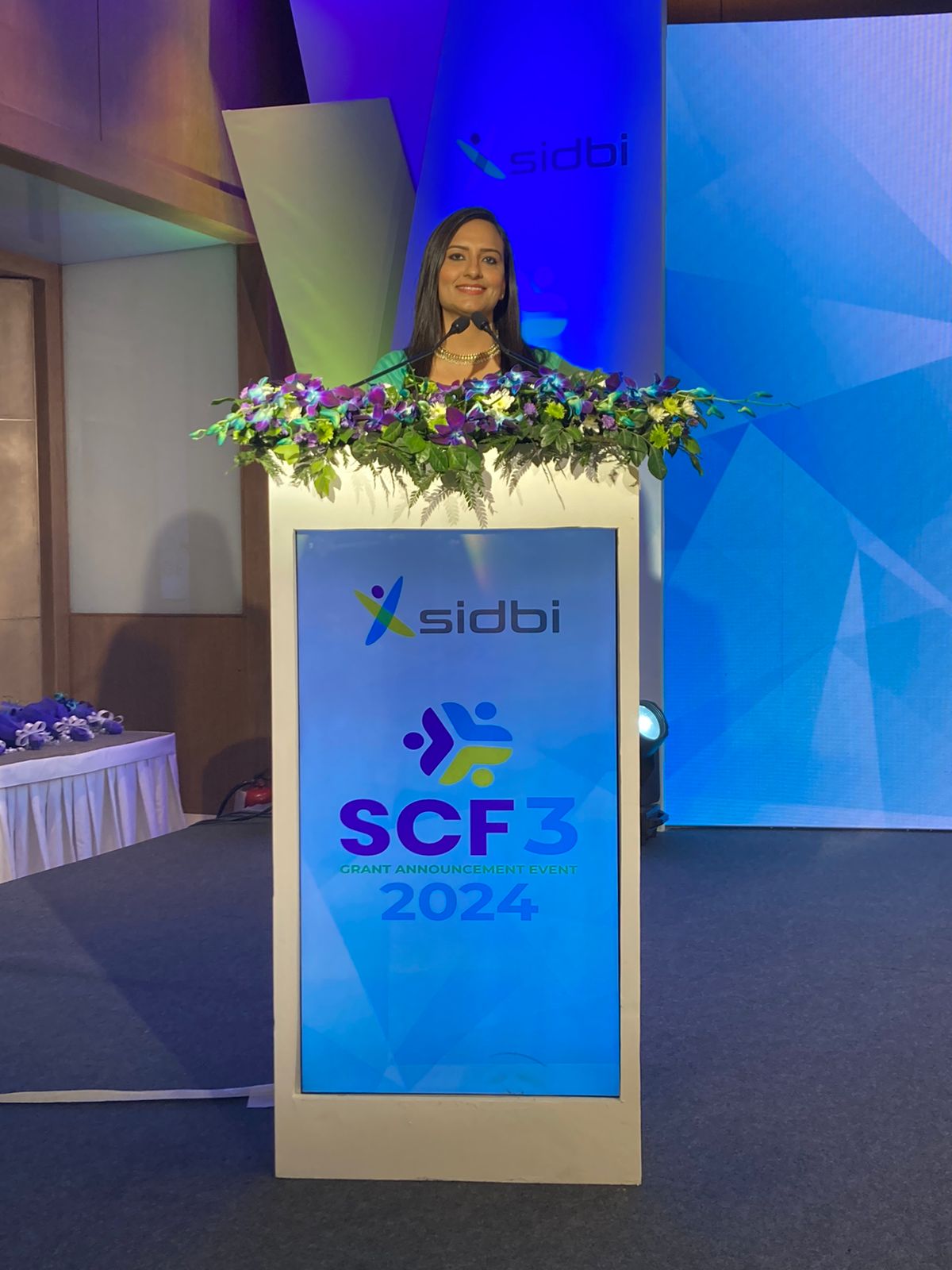 Best Female Emcee in Delhi/Gurgaon hosting SIDBI Event Finance